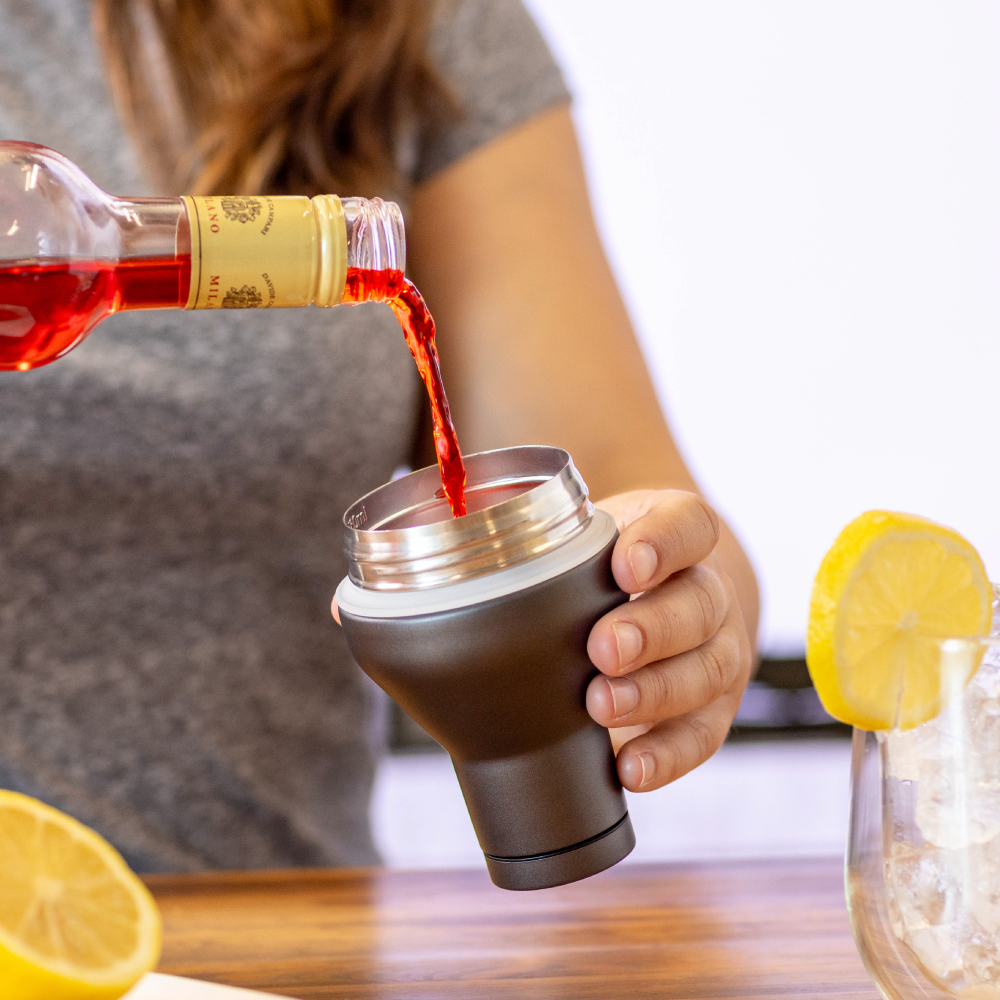 cocktail-shaker-lid-e4 Cocktail_Shaker_lifestyle_2_b714e13d-dd84-4844-956f-11cddc294041.png